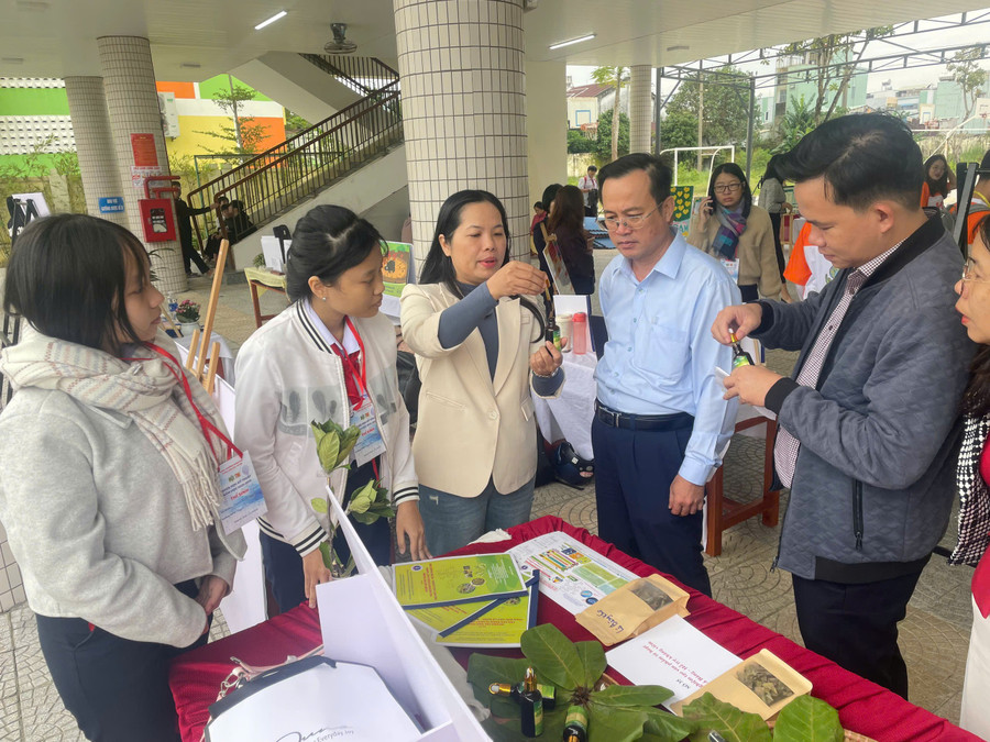 Ban giám khảo kiểm tra và chấm điểm các dự án của học sinh dự thi.