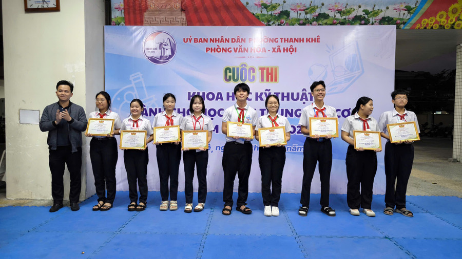 Ban tổ chức trao giải Nhất cho các đội. 38a5f47548c4c49a9dd521.jpg