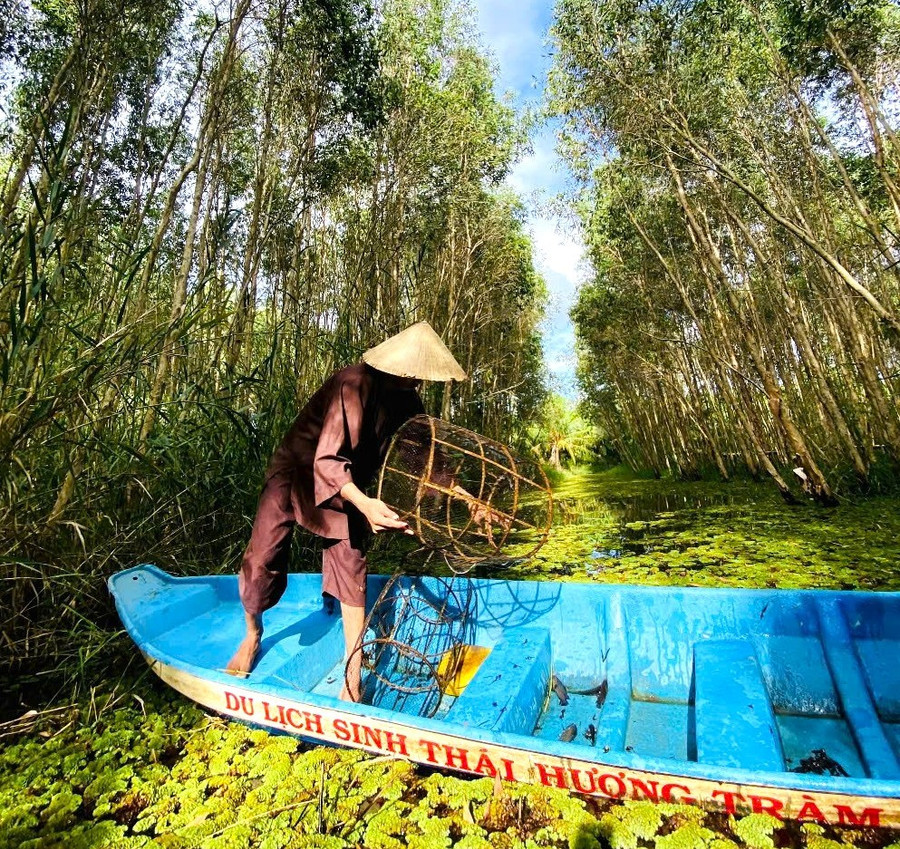 Du khách trải nghiệm đặt lờ bắt cá trong Vườn Quốc gia U Minh Hạ. gen-h-du-lich-5.jpg