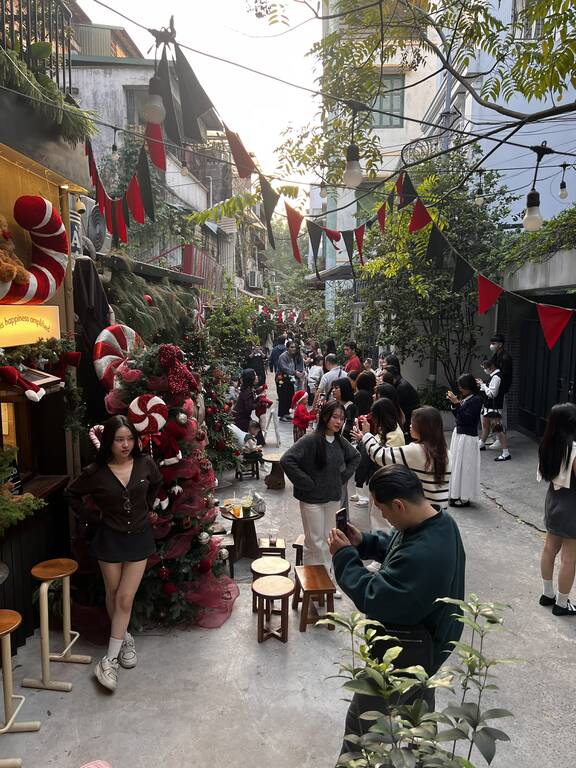 Nhiều du khách chấp nhận đứng xếp hàng để chờ đến lượt chụp ảnh của mình. Ảnh: Phạm Hoàng