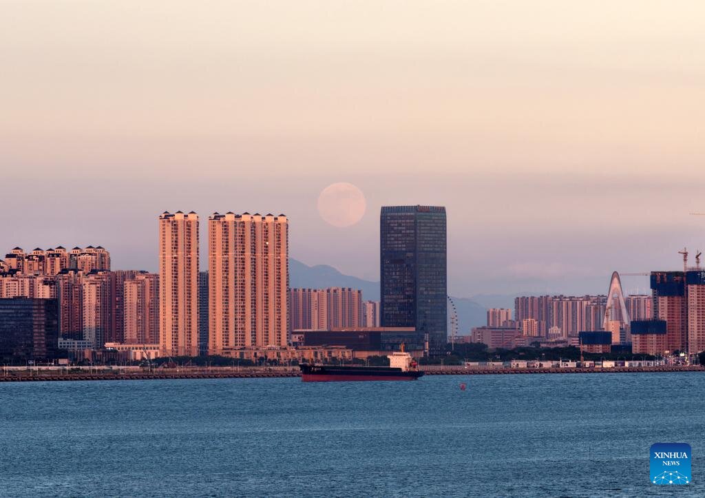 Siêu trăng được chụp tại Phúc Tân, tỉnh Hắc Long Giang, đông bắc Trung Quốc, ngày 5.11.2025. Ảnh: Xinhua