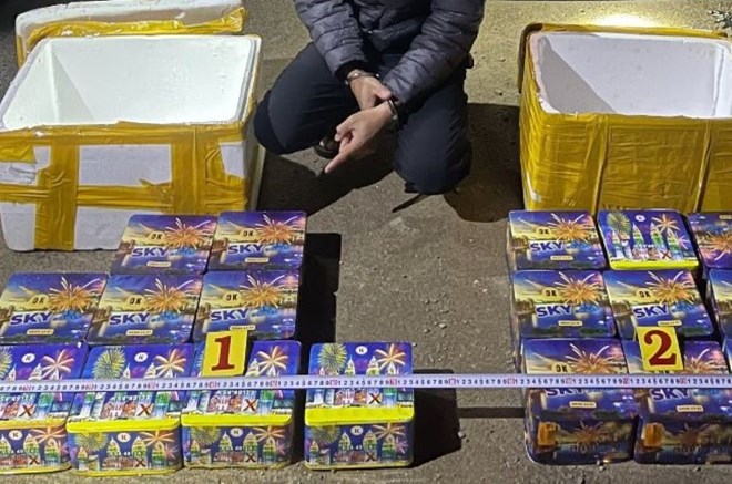 Người đàn ông vận chuyển pháo lậu bị bắt giữ, hai đối tượng liên quan ra đầu thú