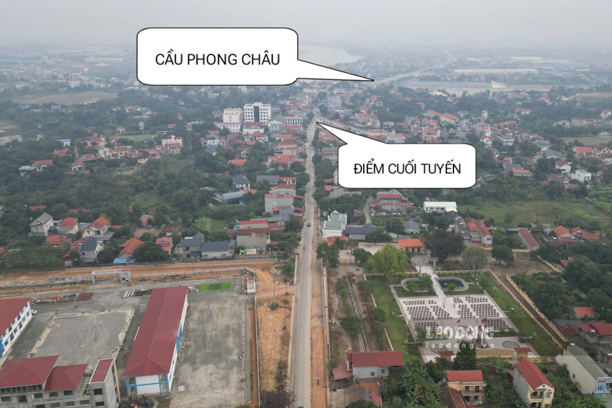 Từ điểm cuối tuyến đến cầu Phong Châu chỉ khoảng 400m. Ảnh: Tô Công.