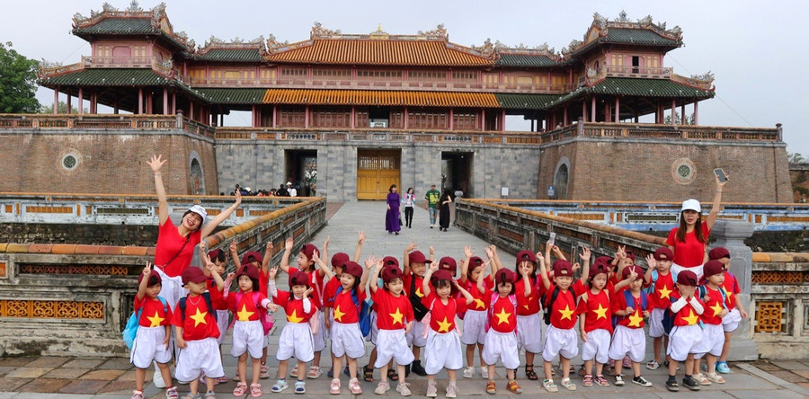 Học sinh tham quan Đại Nội Huế trong một giờ học giáo dục di sản.