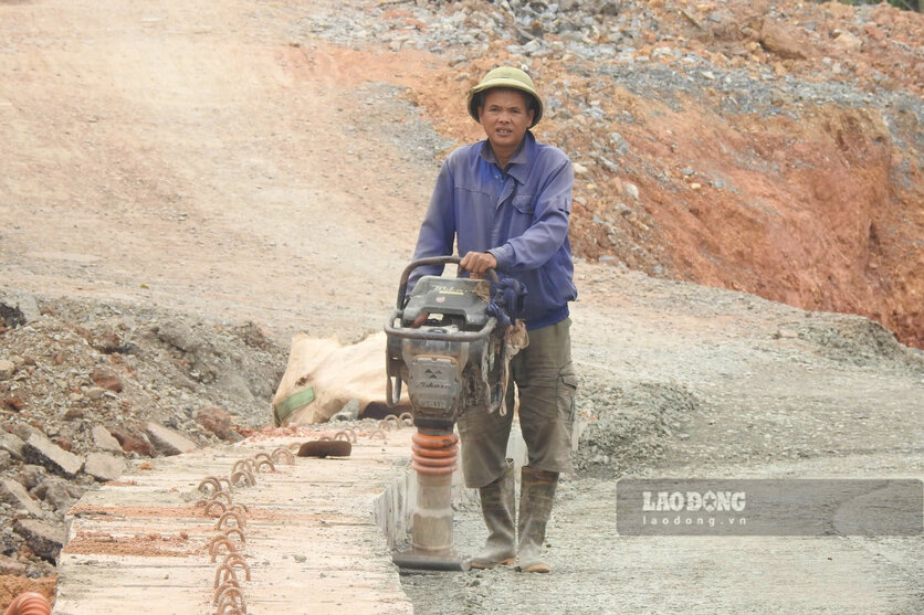 Công nhân đang miệt mài thi công. Ảnh: Tô Công.