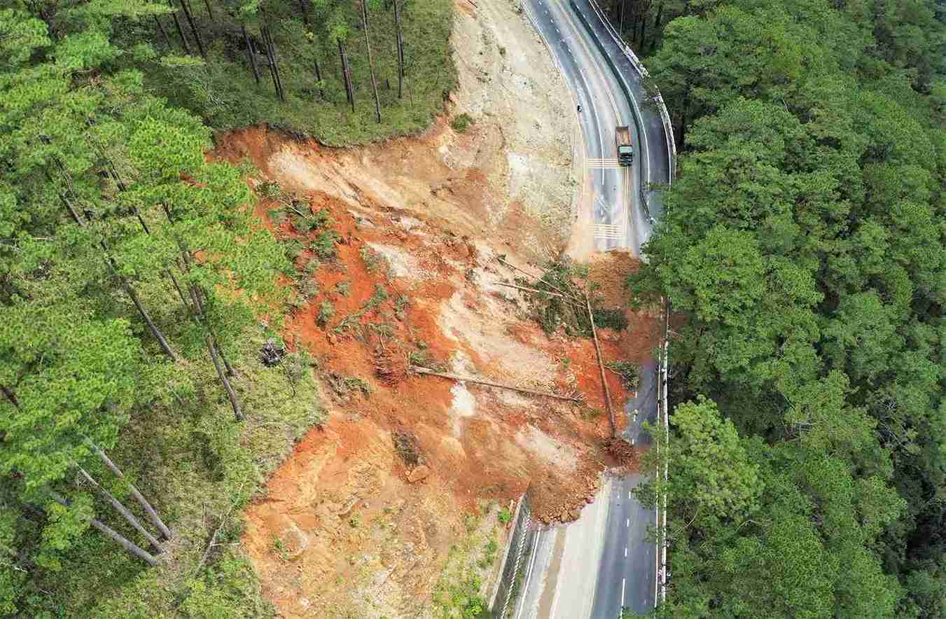 Đèo Prenn sạt trượt nghiêm trọng, buộc phải đóng đèo để khắc phục. Ảnh: Phúc Khánh