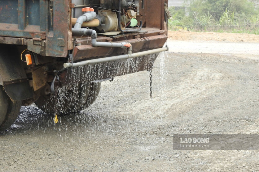 Xe tưới đường giúp hạn chế bụi bẩn trong quá trình thi công. Ảnh: Tô Công.