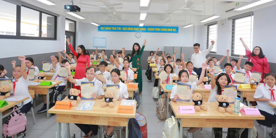 Cô, trò Trường THCS Trần Duy Hưng (Hà Nội). Ảnh: NTCC