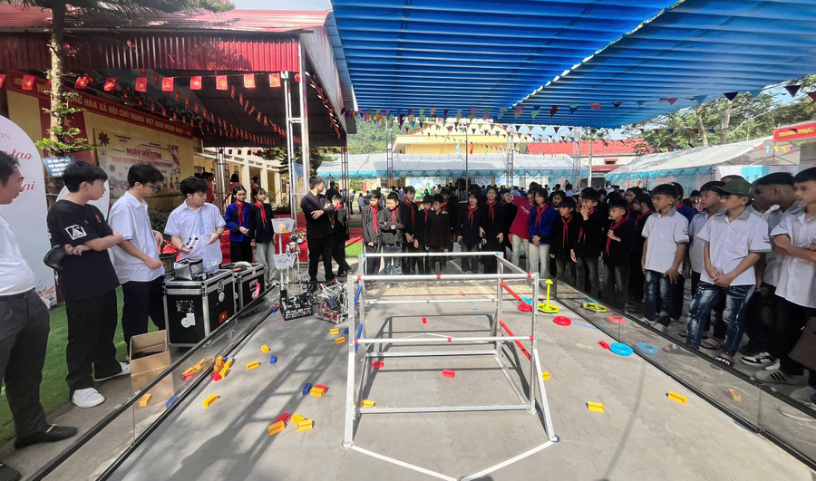 UBND xã Tri Lễ (Lạng Sơn) tổ chức Ngày hội STEM cho học sinh. Ảnh: Ngô Chuyên