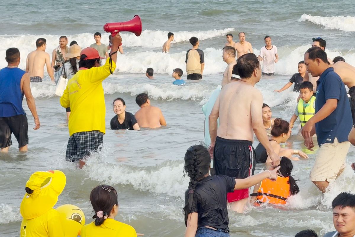 Khách tắm biển đông, lực lượng cứu hộ ở Vũng Tàu trực xuyên suốt để đảm bảo an toàn cho du khách. Ảnh: Thành An