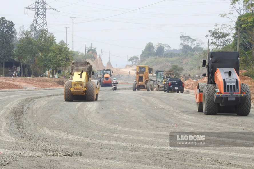 Nhà thầu huy động nhiều phương tiện để thi công đường liên vùng kéo dài. Ảnh: Tô Công.