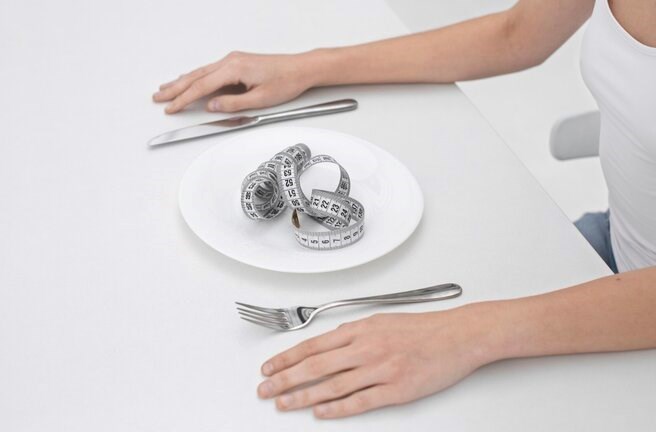 Bác sĩ cảnh báo mặt trái của trào lưu nhịn ăn bằng nước