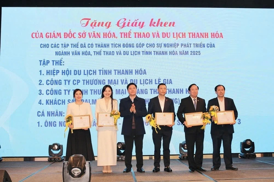 Sở Văn hóa, Thể thao và Du lịch tỉnh Thanh Hoá tặng Giấy khen cho các tập thể, cá nhân. z7424123447752-fa3317f3e81497432f6f7470b4302fba.jpg