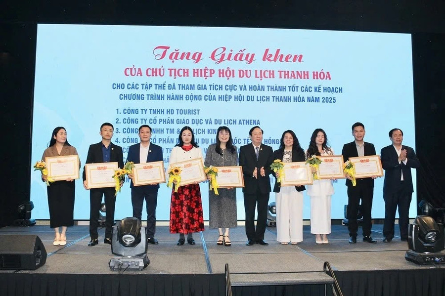 Hiệp hội Du lịch tỉnh tặng Giấy khen cho các tập thể, cá nhân. z7424123447912-30d270280be705d06ba875380797102d.jpg