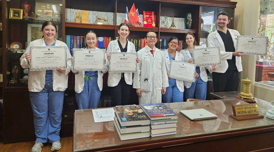 GS.TSKH. Dương Quý Sỹ trao chứng nhận kỹ năng thực hành nghề nghiệp cho sinh viên y khoa Đại học Penn State qua học tập tại Trường Cao đẳng Y tế Lâm Đồng. Ảnh: NVCC trung-hoc-nghe-3.jpg