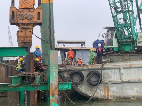 Tận dụng từng giờ đẩy nhanh tiến độ cầu Trần Hưng Đạo. Ảnh: Minh Hạnh