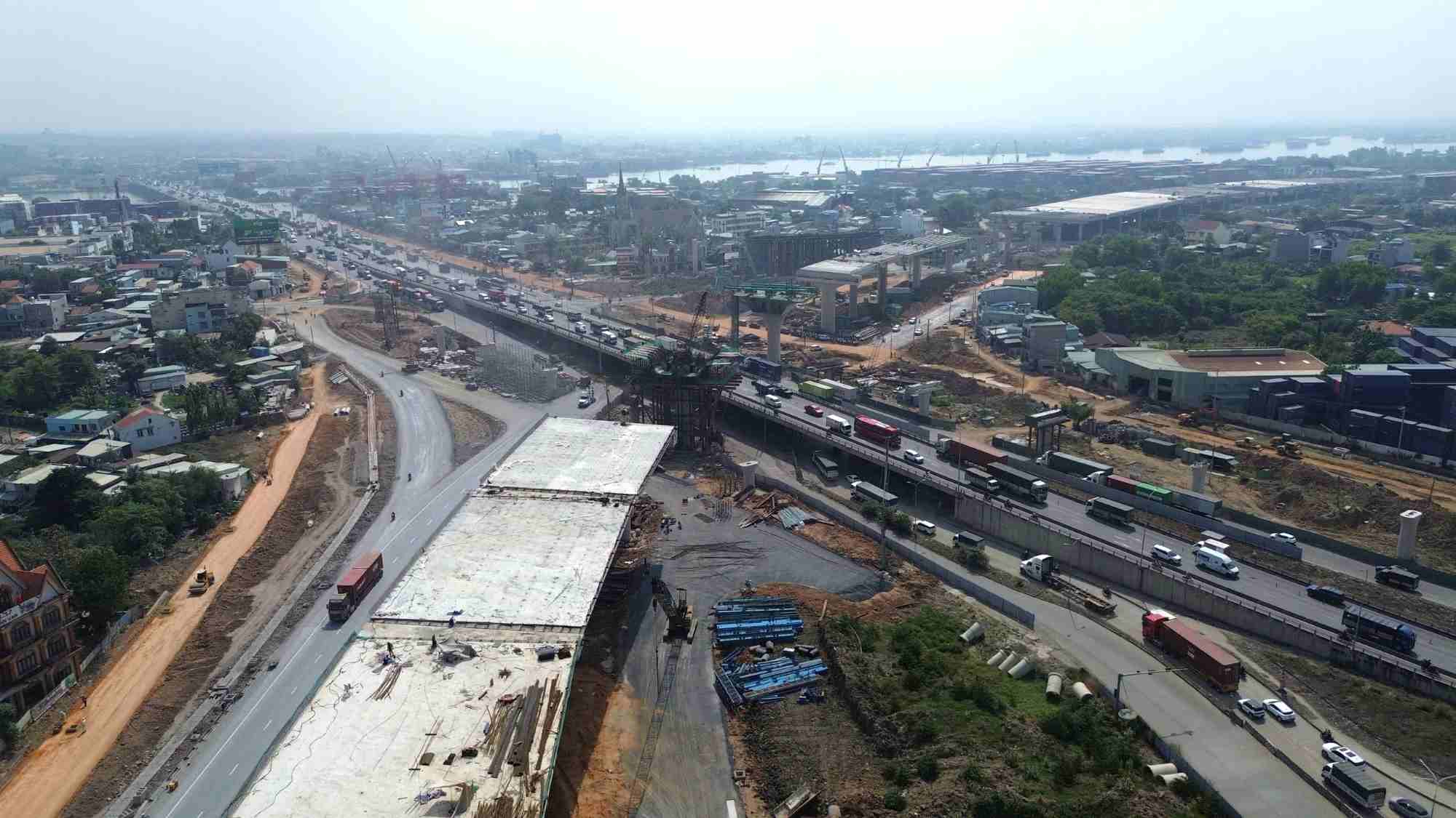 Thi công nút giao Tân Vạn trên tuyến Vành đai 3 TPHCM. Ảnh: Minh Quân