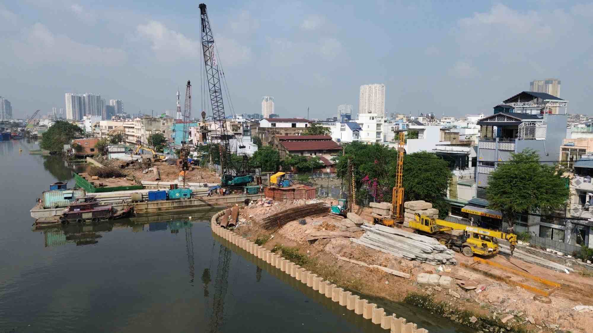 Thi công cải tạo bờ Bắc kênh Đôi. Ảnh: Anh Tú