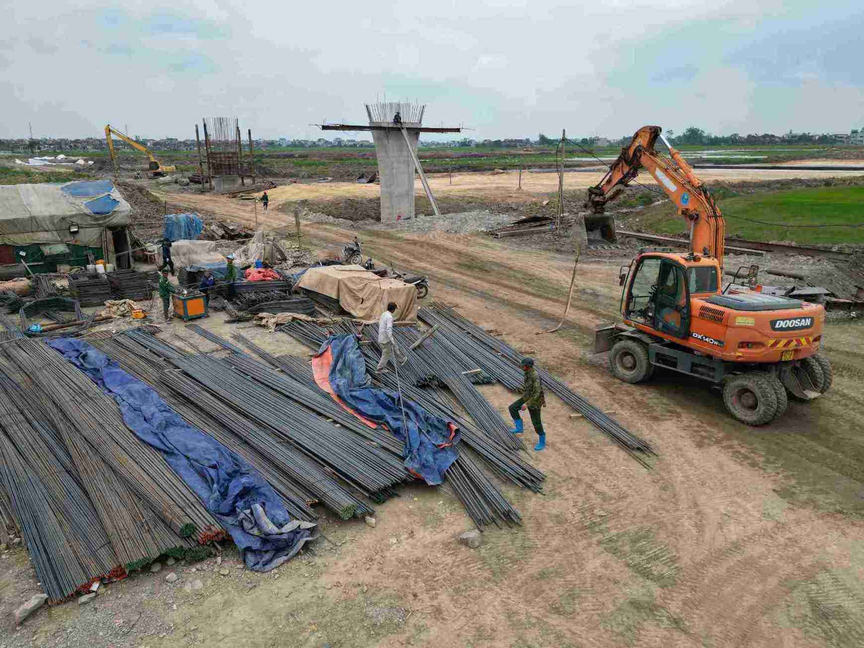 Máy móc thi công trên công trường Dự án. Ảnh: Nguyễn Trường