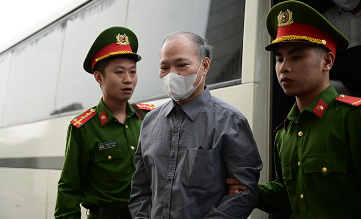 Cựu Thứ trưởng Hoàng Văn Thắng khi bị dẫn giải vào phòng xử án. Ảnh: Quang Việt