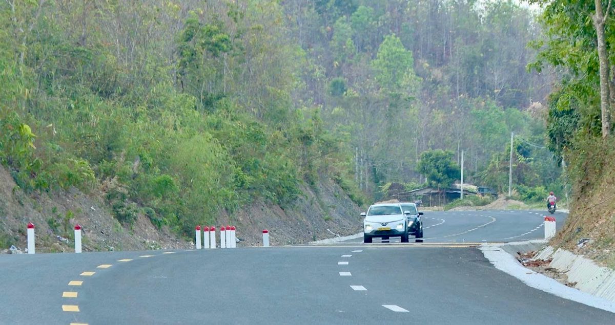 Xe ô tô chạy trên Quốc lộ 28B đoạn đã hoàn thiện. Ảnh: Duy Tuấn