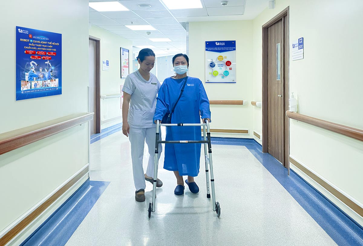 Bà Phước tập đi lại ngay sau phẫu thuật thay khớp bằng Robot CUVIS-Joint. Ảnh: Bệnh viện Đa khoa Tâm Anh