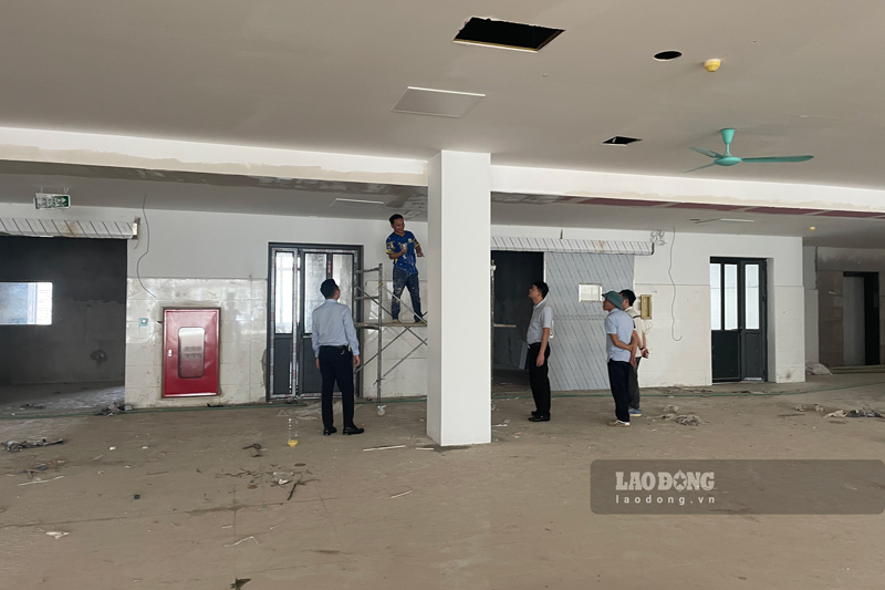 Các hạng sơn sửa trong tòa nhà đang vào giai đoạn hoàn thiện. Ảnh: Đinh Đại