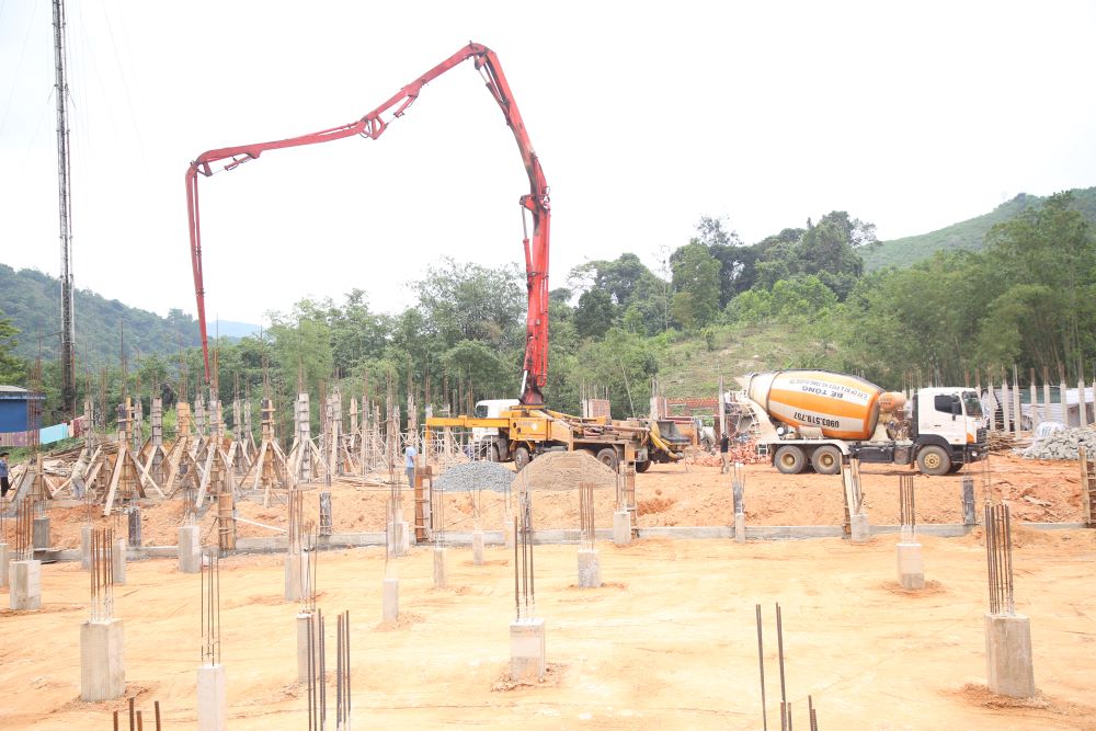 Thi công dự án Trường nội trú Tiểu học và THCS Đakrông. Ảnh: Hưng Thơ