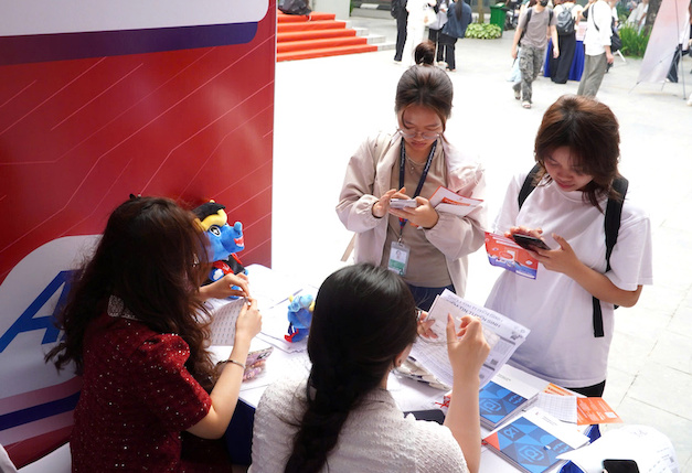 Sinh viên Trường Đại học Thăng Long tìm hiểu cơ hội việc làm tại sự kiện. Ảnh: Tường Vân