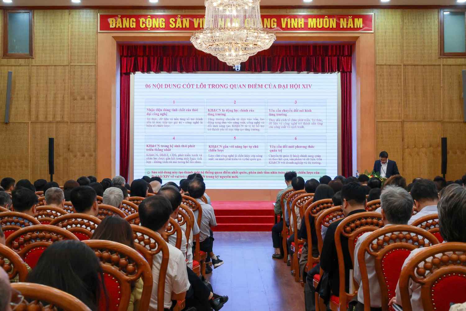 06 nội dung cốt lõi trong quan điểm của Đại hội XIV về phát triển khoa học công nghệ. Ảnh: Phương Trang