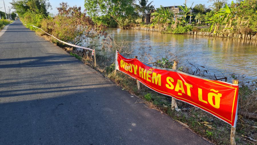 Nắng nóng, khô hạn khiến các dòng sông kiệt nước làm gia tăng nguy cơ sạt lở đất nhiều nơi tại Cà Mau. Ảnh: Nhật Hồ