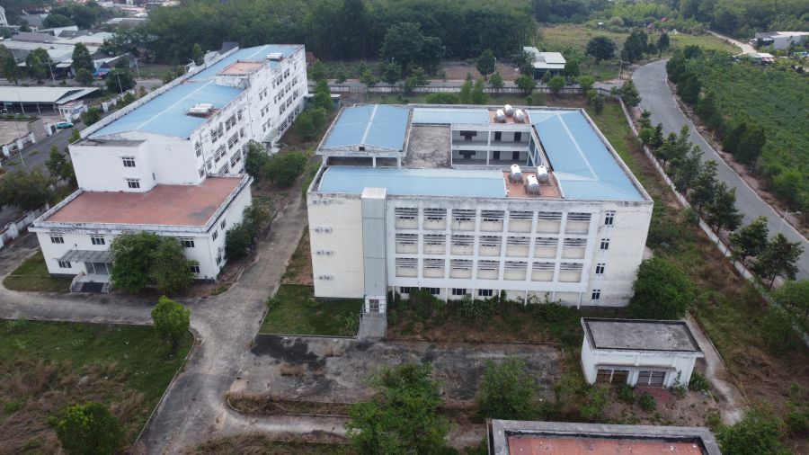 Bệnh viện Chuyên khoa Tâm thần xây dựng quy mô 300 giường bỏ không suốt 8 năm nay. Ảnh: Đình Trọng