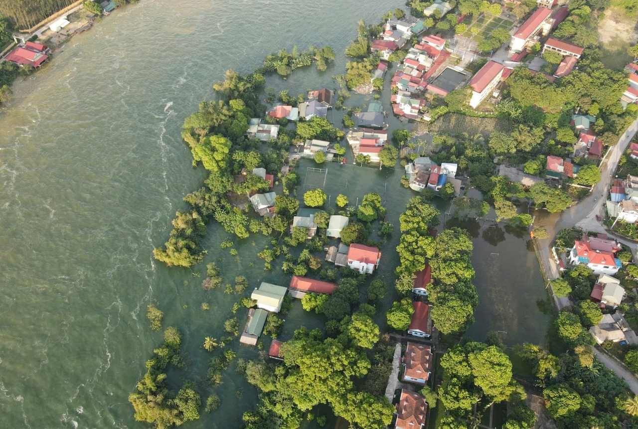 Người dân ven sông Chảy vài năm gần đây liên tục chịu cảnh ngập úng, sạt lở. Ảnh: Văn Đức