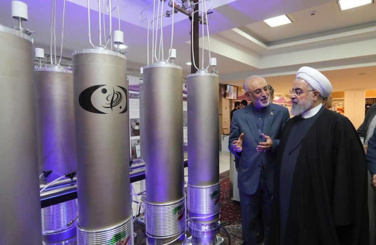 Tổng thống Iran Hassan Rouhani (phải) và Giám đốc Cơ quan công nghệ hạt nhân Iran Ali Akbar Salehi (thứ hai từ phải) tham quan một cơ sở hạt nhân trong Ngày Công nghệ Hạt nhân Quốc gia tại Tehran, Iran, ngày 9.4.2019. Ảnh: Văn phòng Tổng thống Iran