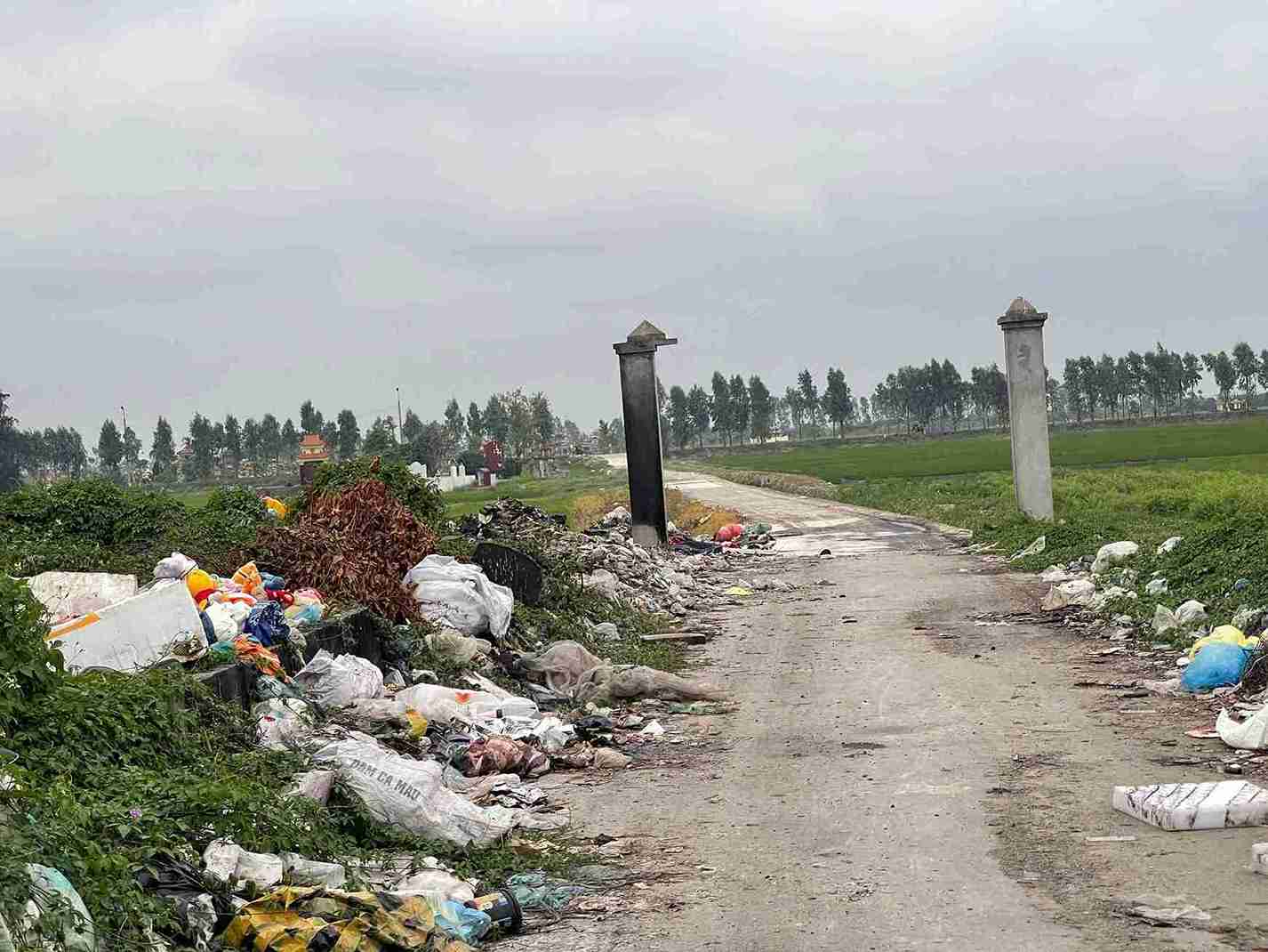 Lối vào khu vực bãi rác tại thôn La Tỉnh Nam.