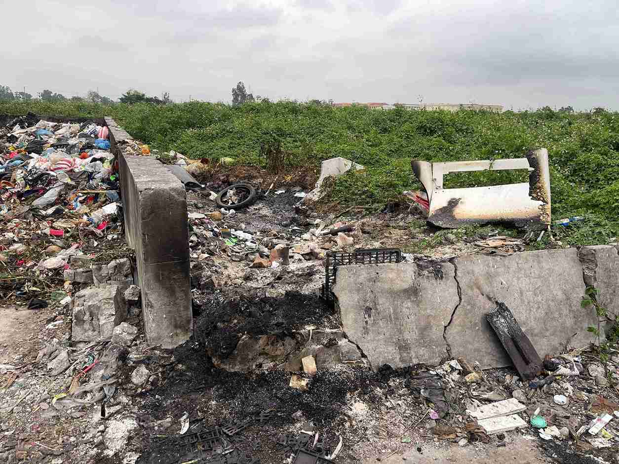 Nhiều khu vực bãi rác La Tỉnh Nam còn in rõ dấu cháy đen do đốt rác.