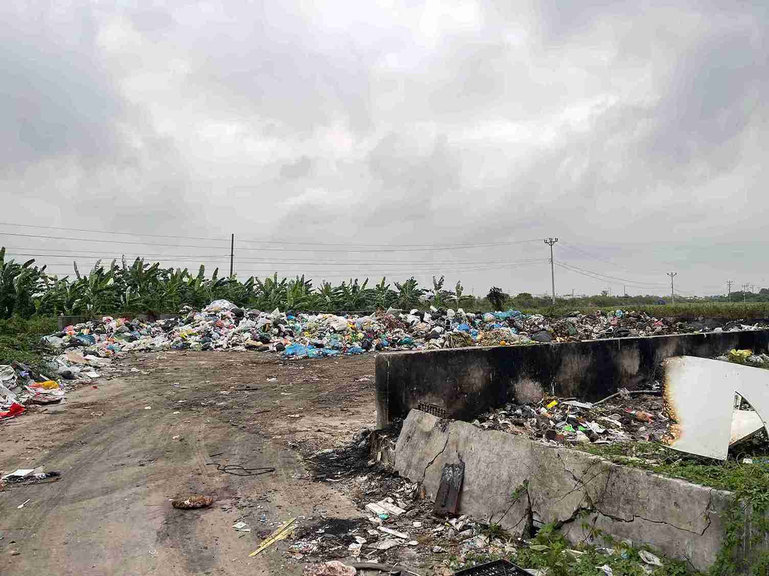 Khu vực bãi rác tại thôn La Tỉnh Nam xuất hiện tình trạng rác thải đổ bừa bãi.