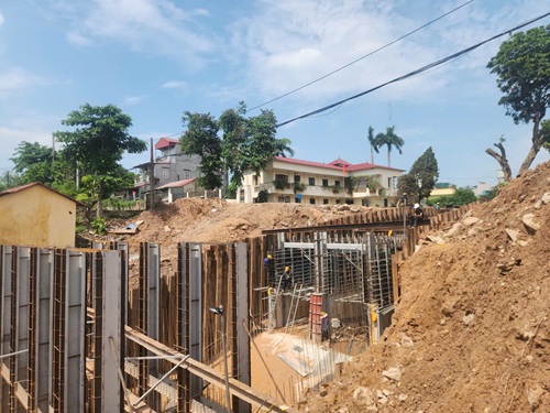 Kênh Thụy Phương tăng tốc thi công, quyết hoàn thành trước mùa mưa. Ảnh: Minh Hạnh