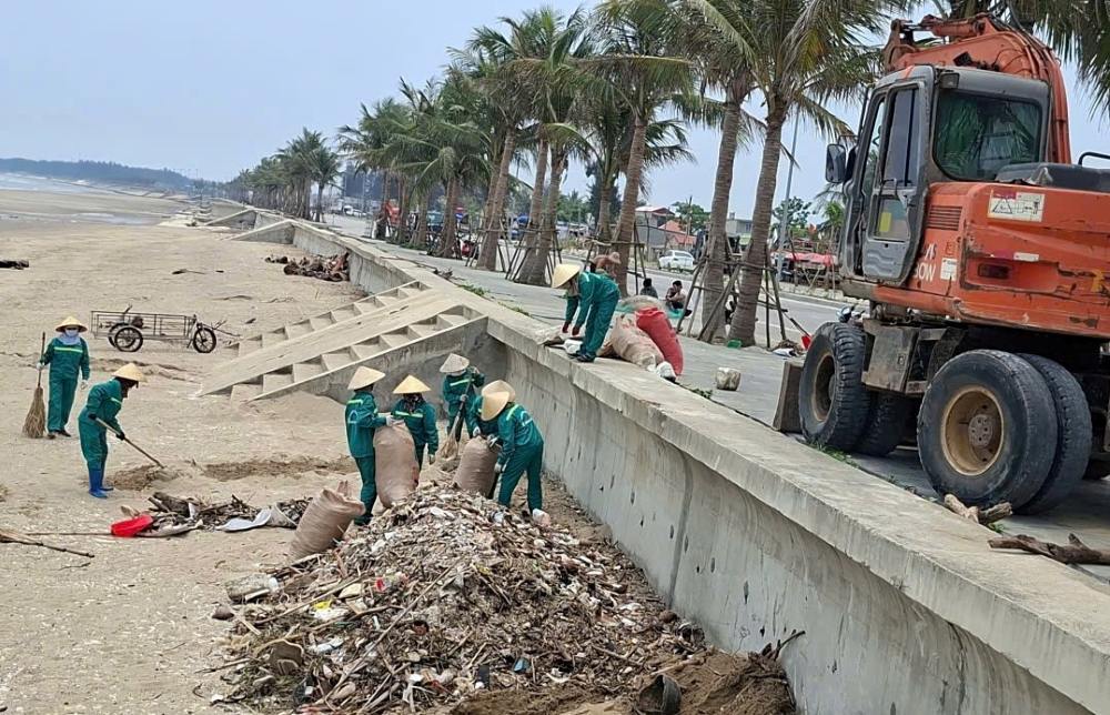 Xã Hoằng Tiến, tỉnh Thanh Hóa huy động lực lượng, phương tiện dọn dẹp củi rác ở bãi biển Hải Tiến. Ảnh: Duy Trọng