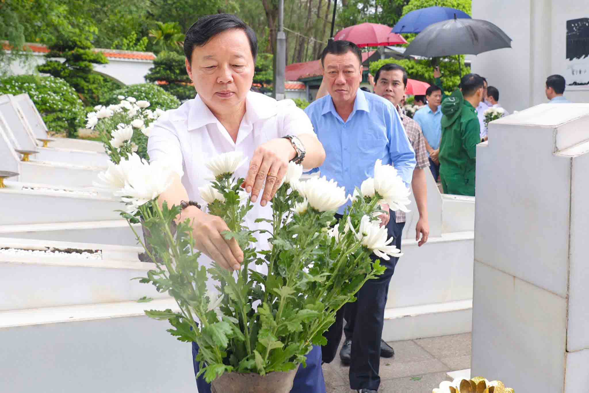 Nguyên Phó Thủ tướng Chính phủ Trần Hồng Hà dâng hương tại phần mộ 10 nữ liệt sĩ TNXP Ngã ba Đồng Lộc. Ảnh: Đồng Lộc