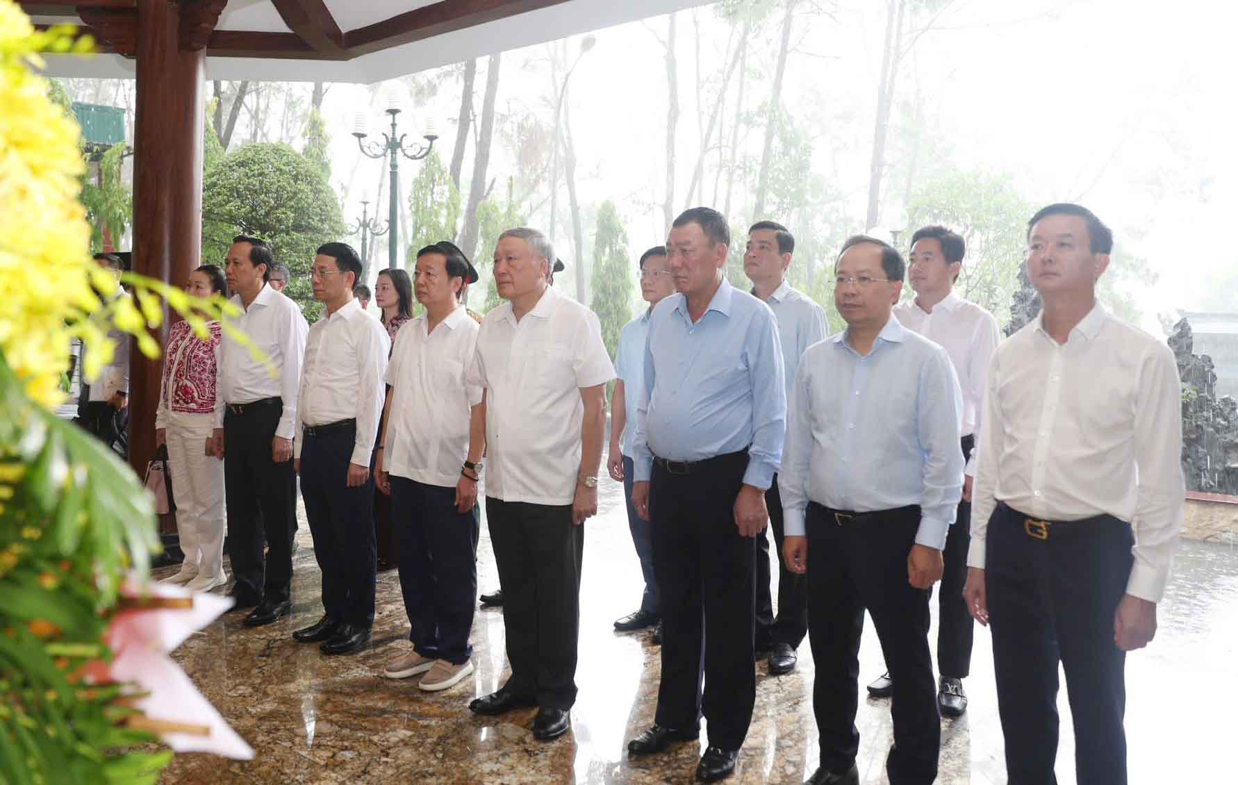 Đoàn công tác dâng hương tại Nhà bia tưởng niệm liệt sĩ TNXP toàn quốc. Ảnh: Đồng Lộc