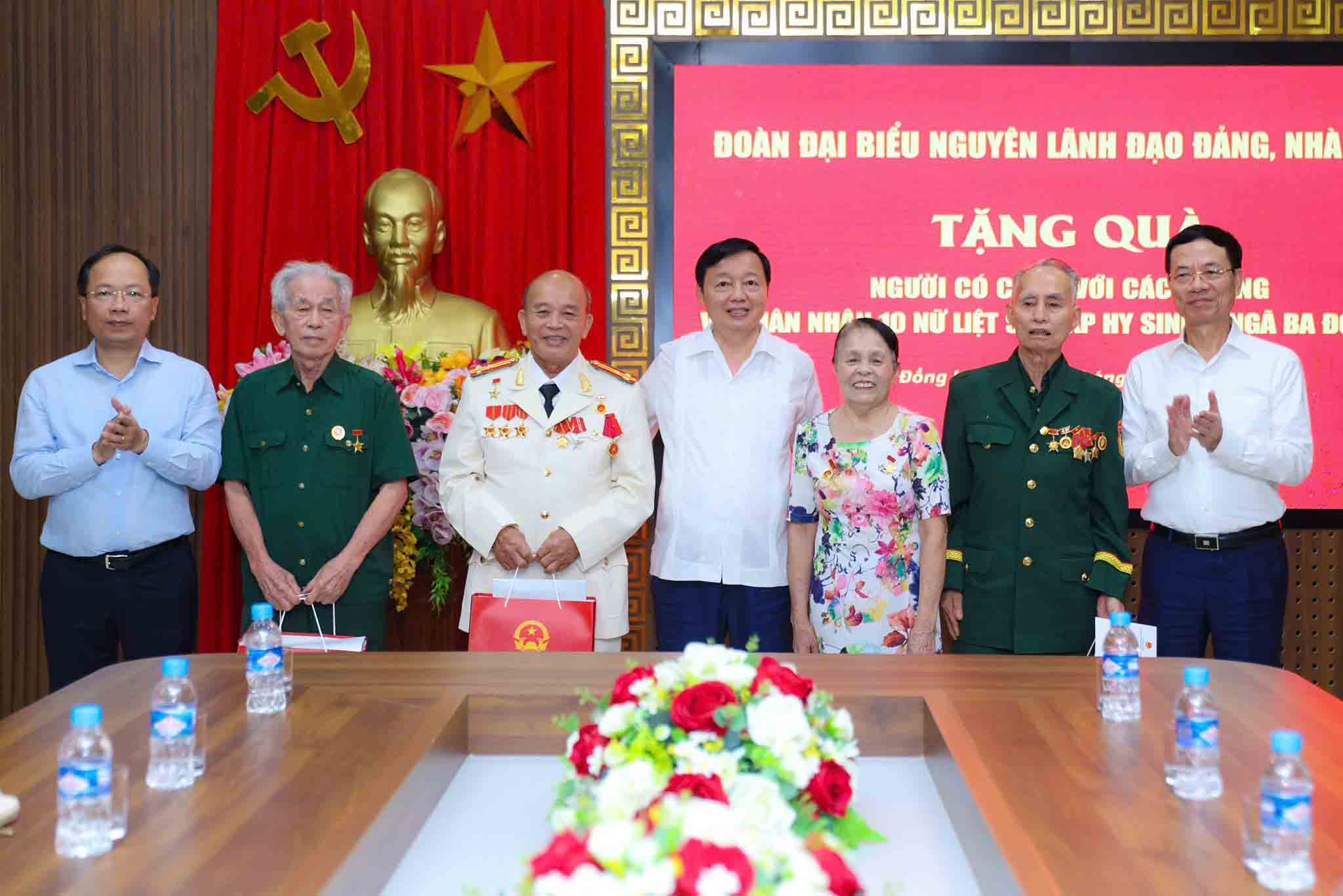 Đoàn tặng quà cho người có công với cách mạng. Ảnh: Đồng Lộc
