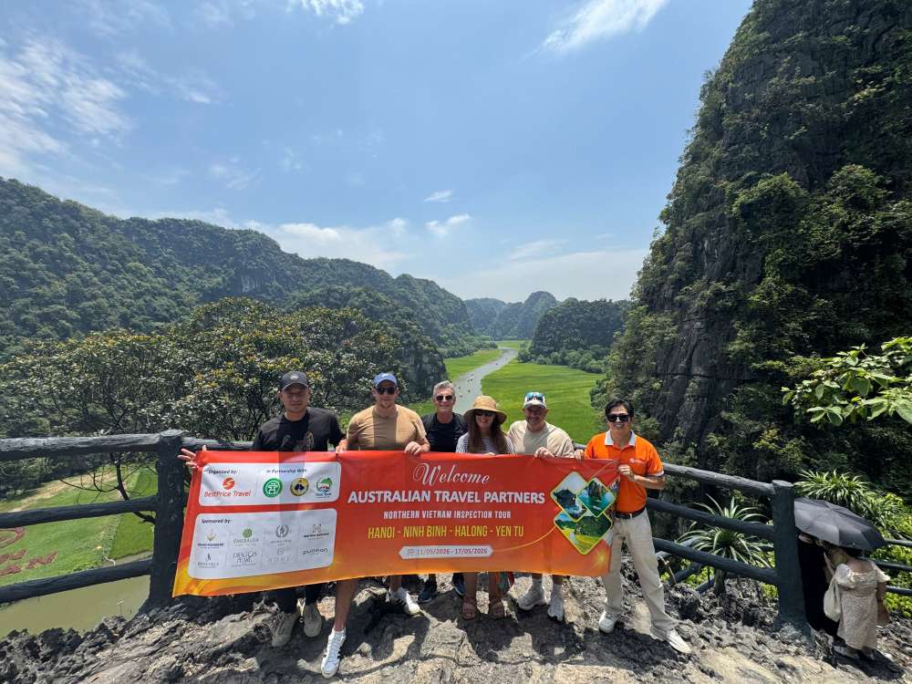 Đoàn khách check-in tại Ninh Bình. Ảnh: