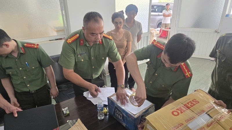 Cơ quan điều tra thi hành Lệnh khám xét tại Văn phòng làm việc của Công ty Đường Lâm. Ảnh: CSLS