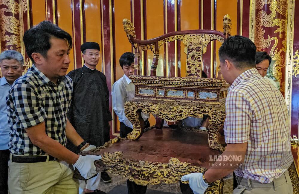 Cơ quan chức năng tổ chức đưa ngai vua vào điện Thái Hòa sau khi được phục chế. Ảnh: Nguyễn Luân