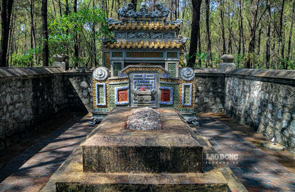 Vị trí trung tâm lăng vua Hiệp Hòa vừa nhỏ, vừa đơn sơ. Ảnh: Nguyễn Luân