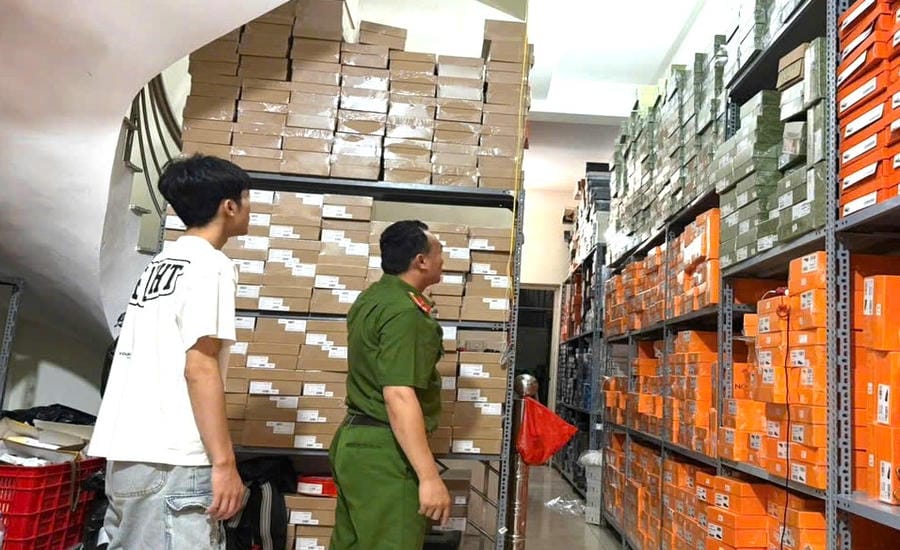 Phòng Cảnh sát kinh tế Công an tỉnh Nghệ An tiến hành kiểm tra các kho hàng có dấu hiệu vi phạm, xâm phạm quyền sở hữu trí tuệ. Ảnh: Bộ Công an