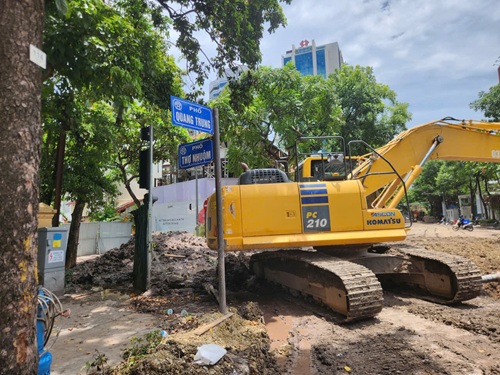 Ngã tư Quang Trung - Thợ Nhuộm đang đẩy nhanh tiến độ lắp đặt cống. Ảnh: Minh Hạnh