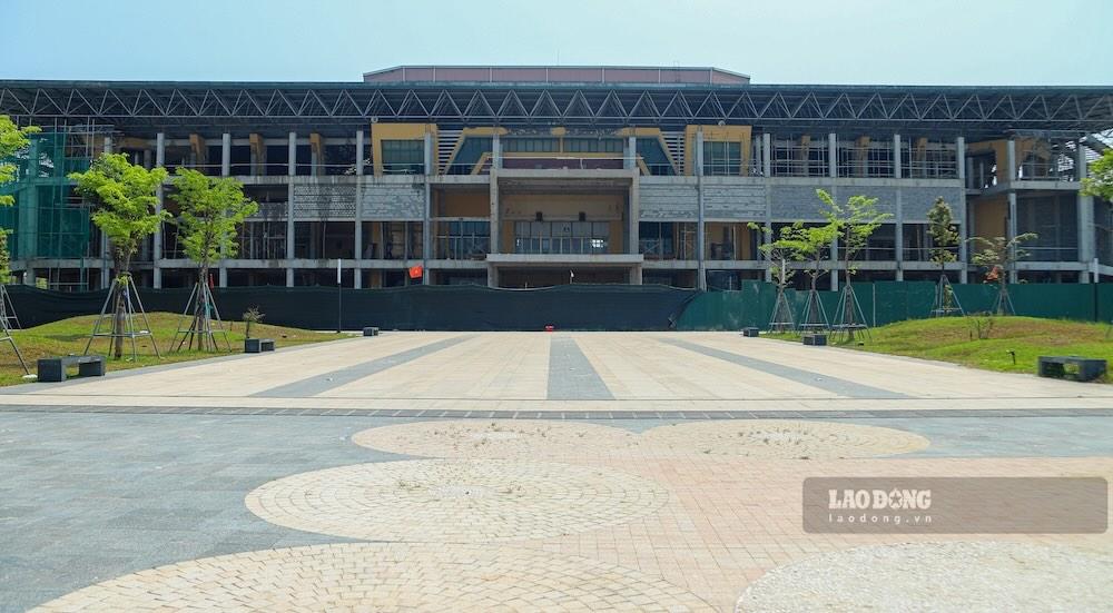 Nhà thầu tập trung công nhân, máy móc thi công hạng mục nhà thi đấu. Ảnh: Phúc Đạt