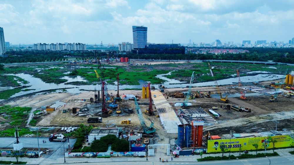 Một góc dự án tiếp giáp với đường Mai Chí Thọ - Tố Hữu đang được thi công nhộn nhịp
